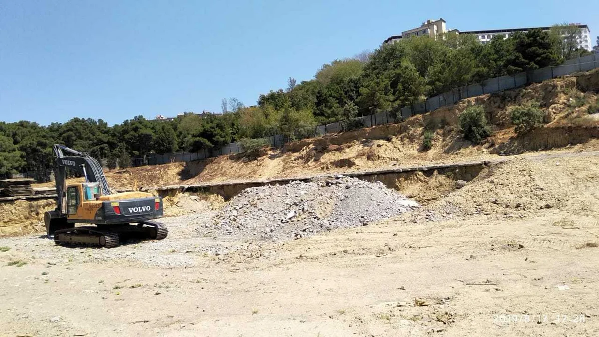 ETSN: Xətaidə hasarlanan ərazidə ağacların qorunub saxlanması üçün məcburi göstəriş verilib