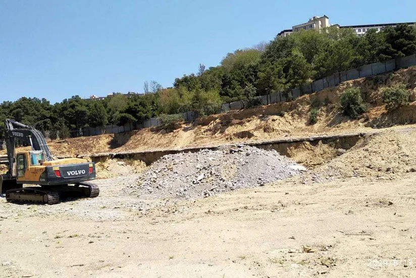 ETSN: Xətaidə hasarlanan ərazidə ağacların qorunub saxlanması üçün məcburi göstəriş verilib