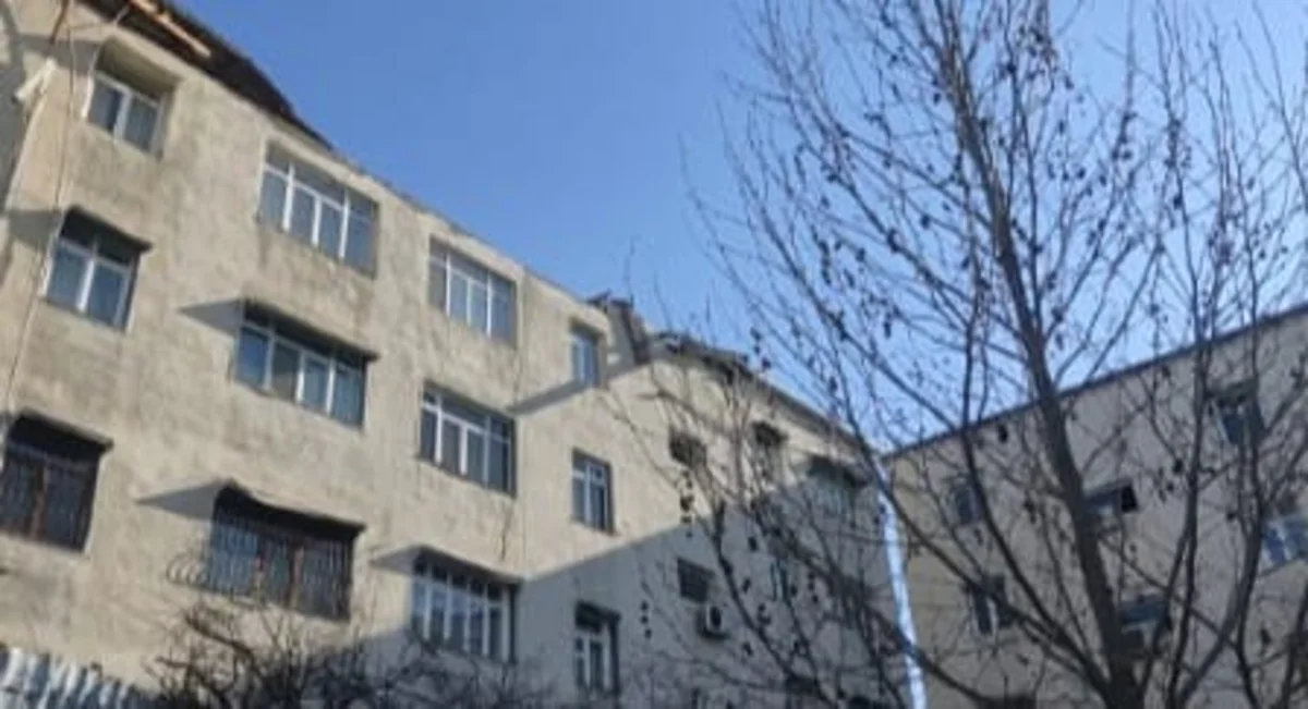 В Гяндже ветер разрушил кровлю здания