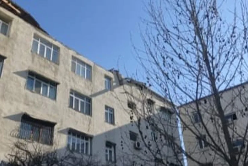 В Гяндже ветер разрушил кровлю здания