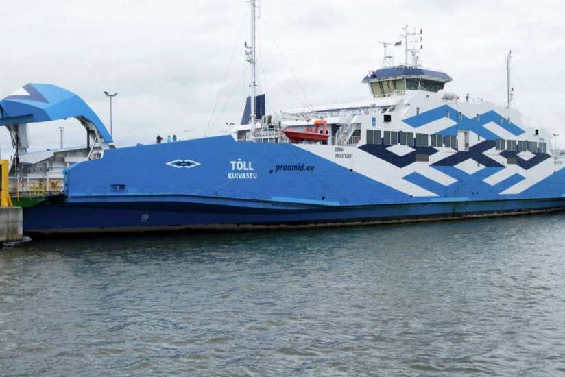 Паром с президентом Эстонии на борту врезался в причал порта