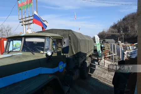 По дороге Ханкенди-Лачын беспрепятственно проехали 54 автомобиля российских миротворцев