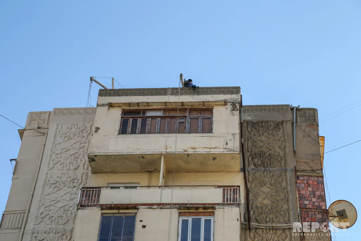 Bakıda naməlum şəxs özünü çoxmərtəbəli binadan atmaq istəyib - FOTO