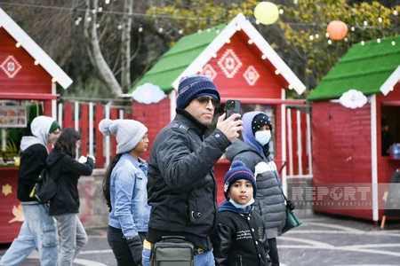 Yağışlı Bakı küçələrində baharın nəfəsi duyulur - FOTOREPORTAJ