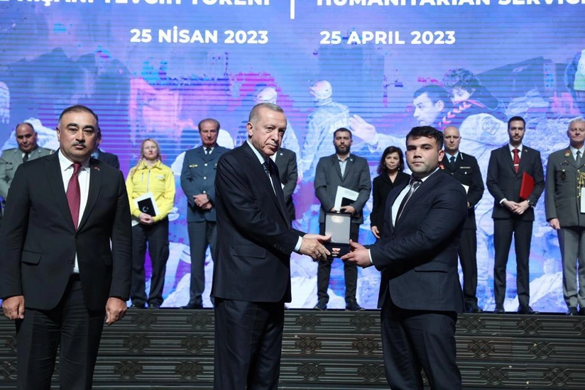 Ərdoğan Azərbaycan könüllüsünü təltif edib