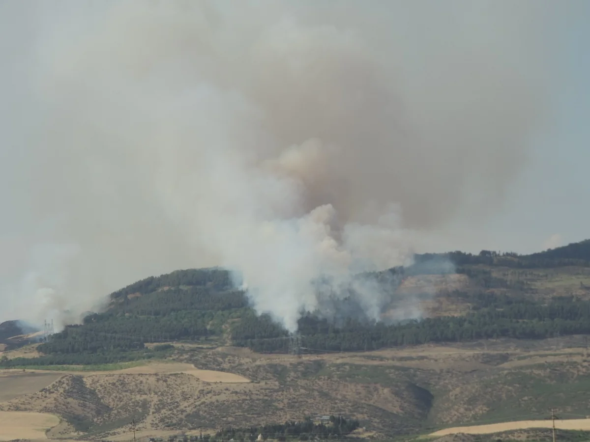 Azərbaycanda meşə yanğınının söndürülməsinə helikopterlər cəlb edildi - YENİLƏNİB