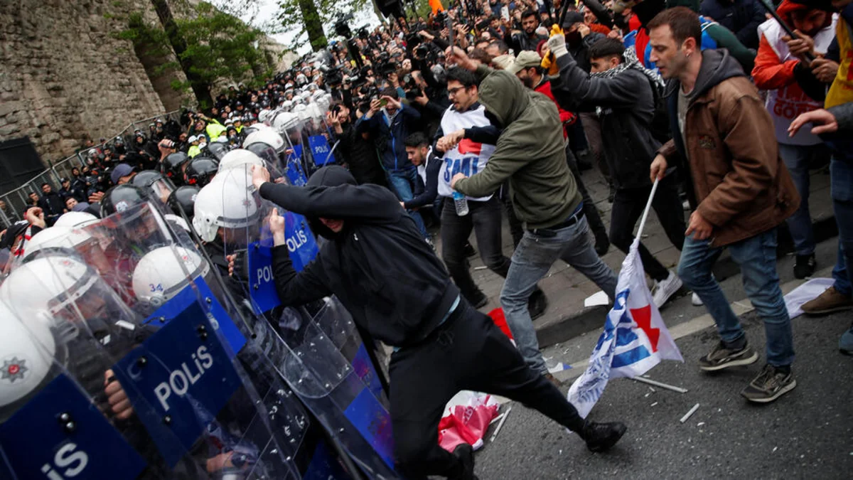 В Турции 28 полицейских пострадали в результате первомайских столкновений с манифестантами