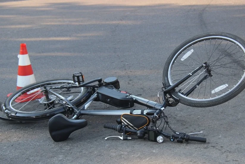 Bakıda avtomobil 19 yaşlı velosipedçini vuraraq ağır xəsarət yetirib