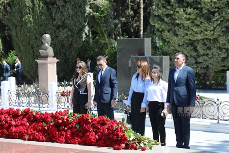 Ümummilli Lider Heydər Əliyevin xatirəsi anılır - FOTOREPORTAJ
