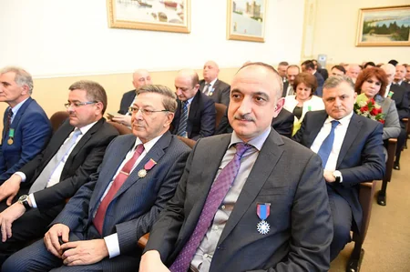 SOCAR-da yüksək dövlət təltiflərinə layiq görülmüş neftçilərə orden və medallar təqdim olunub - VİDEO