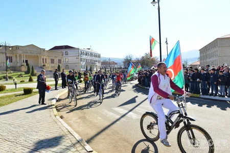 Lerikdə Bayraq Günü münasibəti ilə veloyürüş keçirilib - FOTO