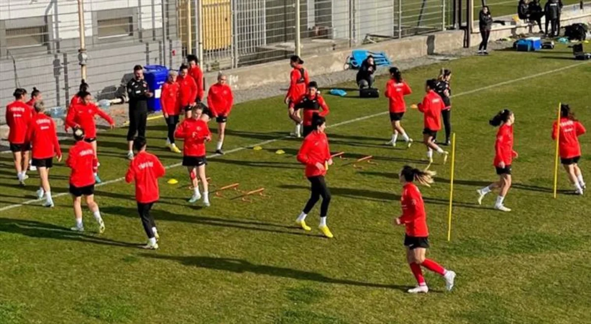 Türkiyə millisi Bakıya 24 futbolçu ilə gəlib