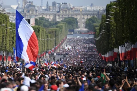 Fransa yığmasını Parisdə minlərlə insan qarşılayıb