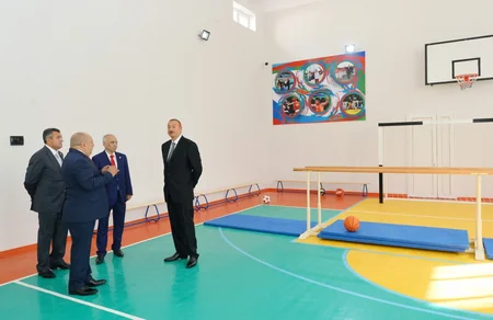 Prezident İlham Əliyev Bakıda 212 saylı məktəbdə yaradılan şəraitlə tanış olub