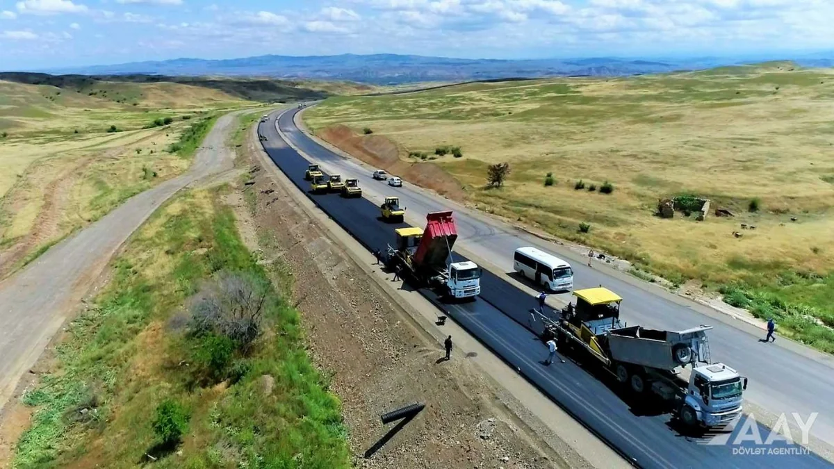 Şükürbəyli-Cəbrayıl-Hadrut yolunun 14 km hissəsində asfalt örtüyünün döşənməsi yekunlaşır