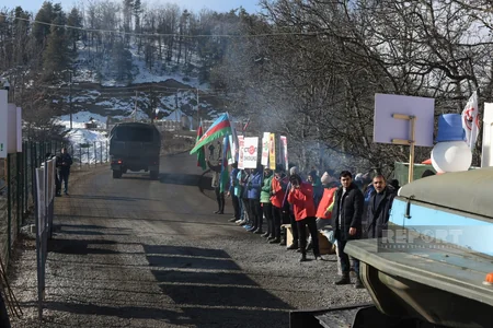 По дороге Ханкенди-Лачын беспрепятственно проехали 54 автомобиля российских миротворцев