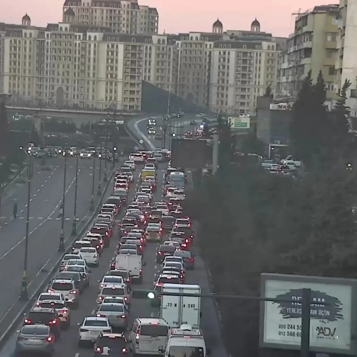 Bakının bəzi yollarında tıxac yaranıb - SİYAHI