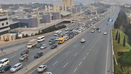 Bakının bir sıra yollarında tıxac yaranıb