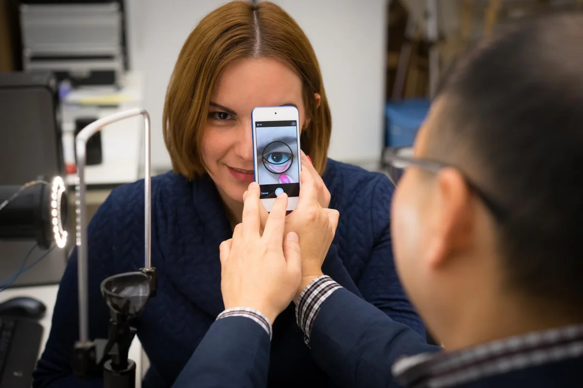 Smartphone app measures hemoglobin without blood test