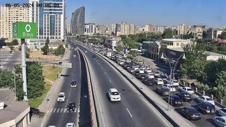 Bakının bir sıra yollarında nəqliyyatın sıxlığı müşahidə olunur