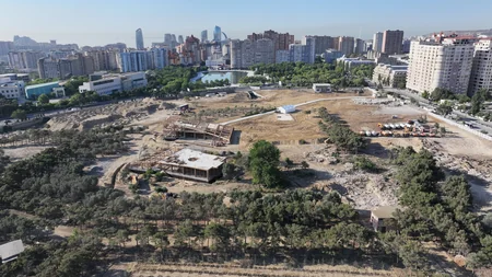 Prezident Bakıda “Gənclik” metrosu yanında yaradılan yeni parkda işlərin gedişi ilə tanış olub