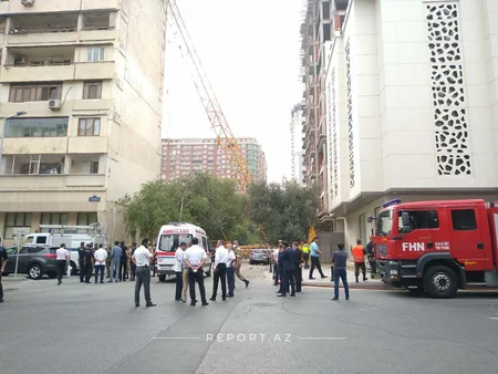 Bakıda kran doqquzmərtəbəli yaşayış binasının üzərinə aşdı