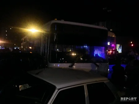 Bakıda sərnişin avtobusu qəza törədib - FOTO