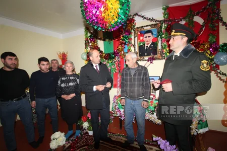 Qazaxda bir neçə şəhidin orden və medalları ailə üzvlərinə təqdim edilib