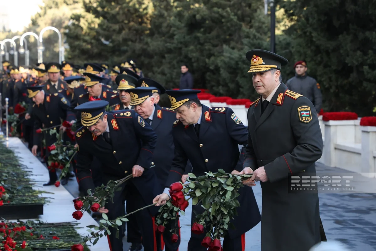 Daxili İşlər Nazirliyinin rəhbər heyəti Şəhidlər xiyabanını ziyarət edib