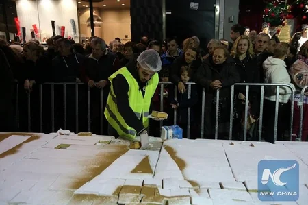 Yunanıstanda Yeni il münasibəti ilə 70 metr uzunluğunda tort bişirilib