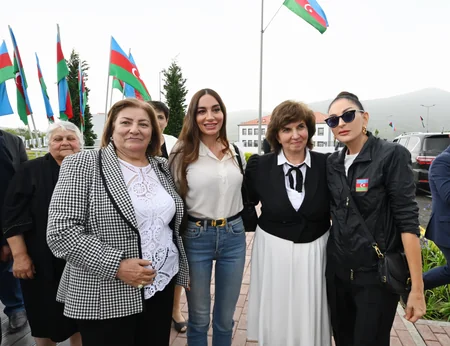 İlham Əliyev və Mehriban Əliyeva Xocalı şəhərinə köçən sakinlərlə görüşüblər - YENİLƏNİB