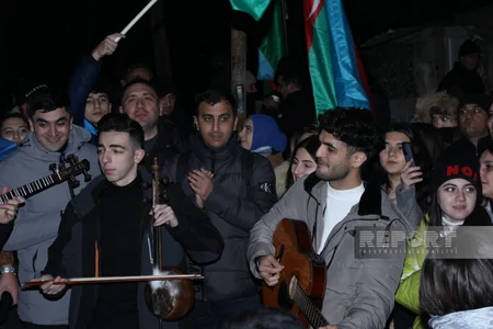 Xankəndi-Laçın yolunda aksiya iştirakçıları vətənpərvərlik ruhunda mahnılar ifa edirlər