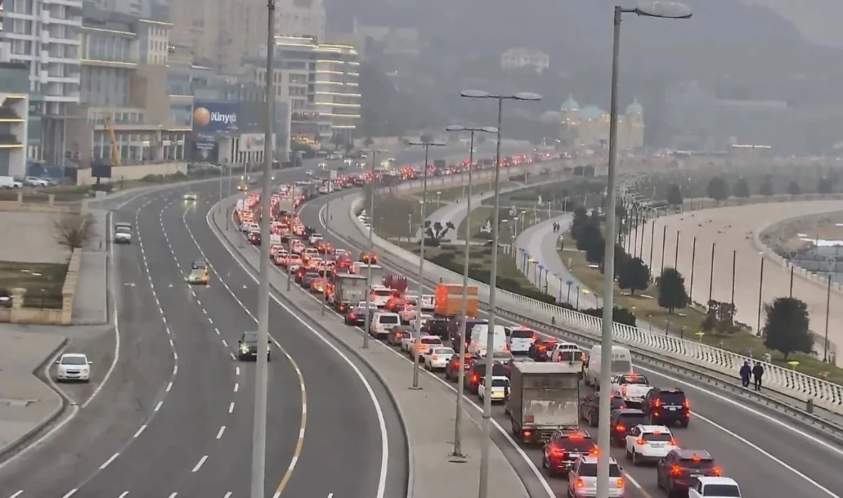 Bakıda 21 istiqamətdə tıxac var - SİYAHI