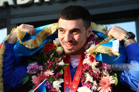 Dünya çempionatında gümüş medal qazanan Azərbaycan ağırlıqqaldıranı Vətənə qayıdıb