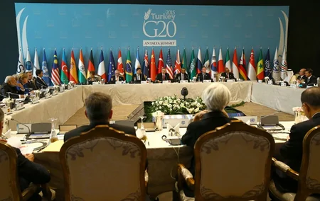 Prezident İlham Əliyev G20-nin zirvəsi çərçivəsində təşkil edilən işçi naharda iştirak edib