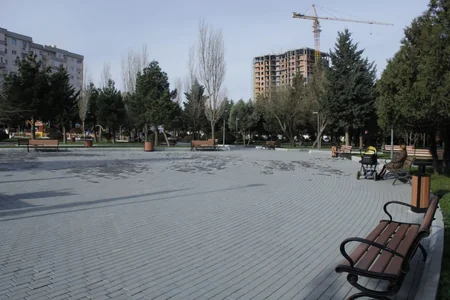 Prezident və birinci xanım Yeni Yasamal yaşayış massivindəki istirahət parkında yenidənqurmadan sonra yaradılan şəraitlə tanış olub
