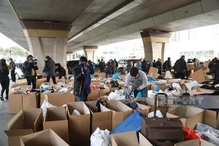 Bakıda Türkiyədə zəlzələdən zərərçəkənlərə yardım toplanılır - VİDEO