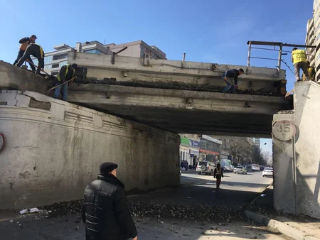 Betonvuran maşının dağıtdığı körpüdə qatarların hərəkəti dayandırılıb