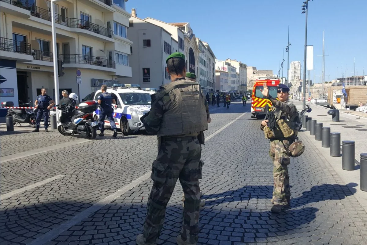 В Марселе автомобиль врезался в автобусную остановку: погиб человек