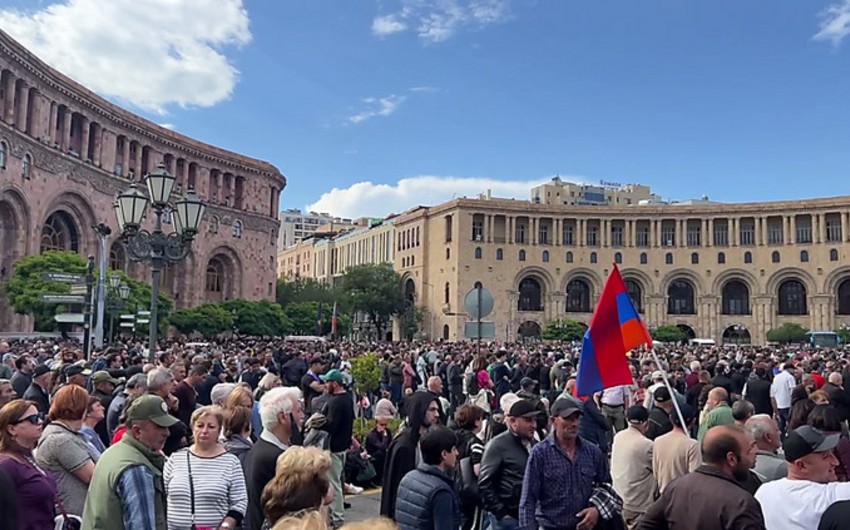 İrəvanda etiraz aksiyasında deputat döyülüb