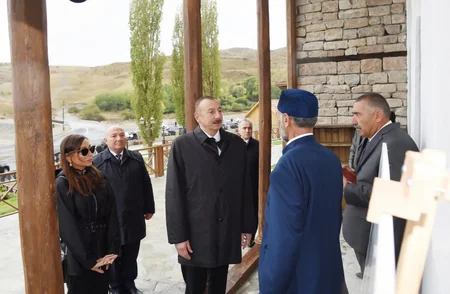 Prezident İlham Əliyev Şamaxının Dəmirçi kəndində görülən işlərlə tanış olub