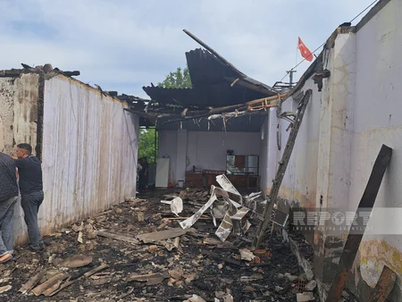 İsmayıllıda 3 ailənin yaşadığı ev yanaraq külə dönüb, xəsarət alanlar var
