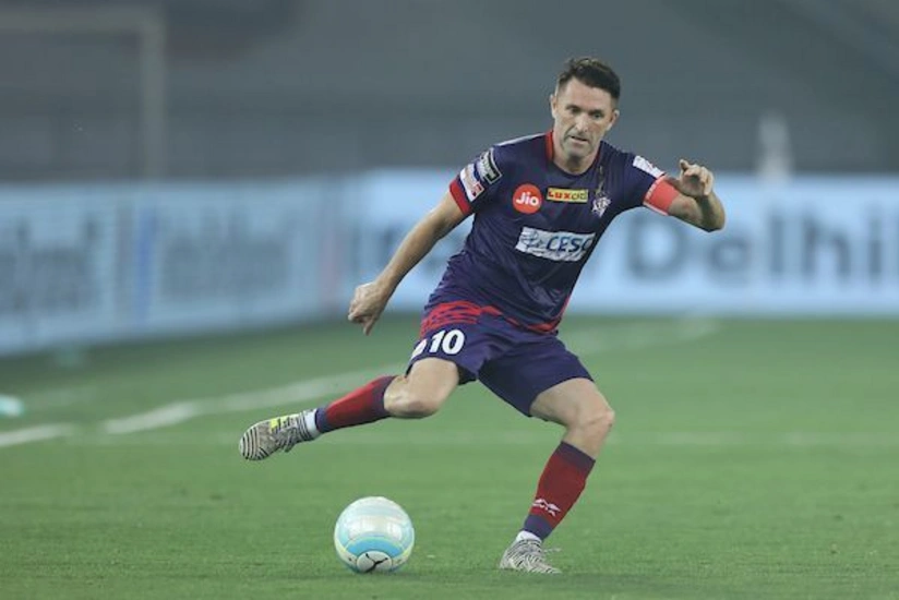 Məşhur futbolçu karyerasını başa vurub