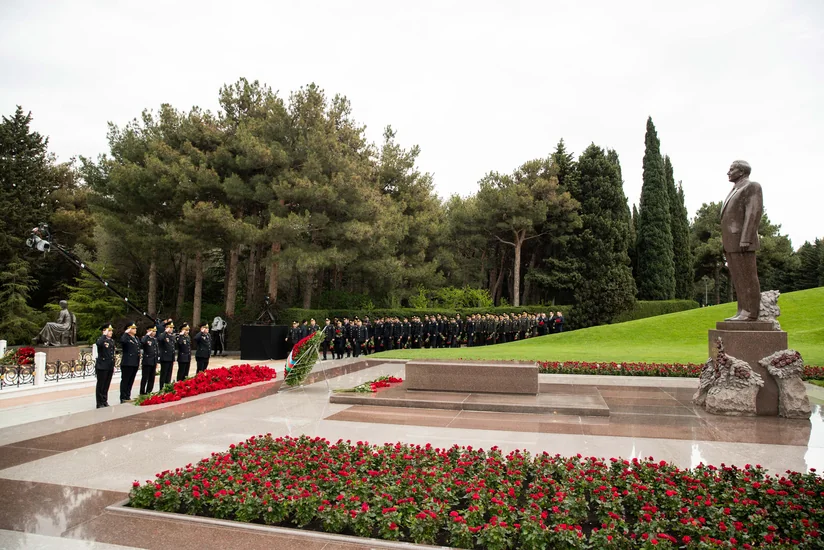 Сотрудники МВД посетили могилу Гейдара Алиева