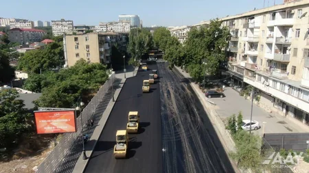 Bakının Mikayıl Müşfiq küçəsində asfaltlanma işləri icra olunur