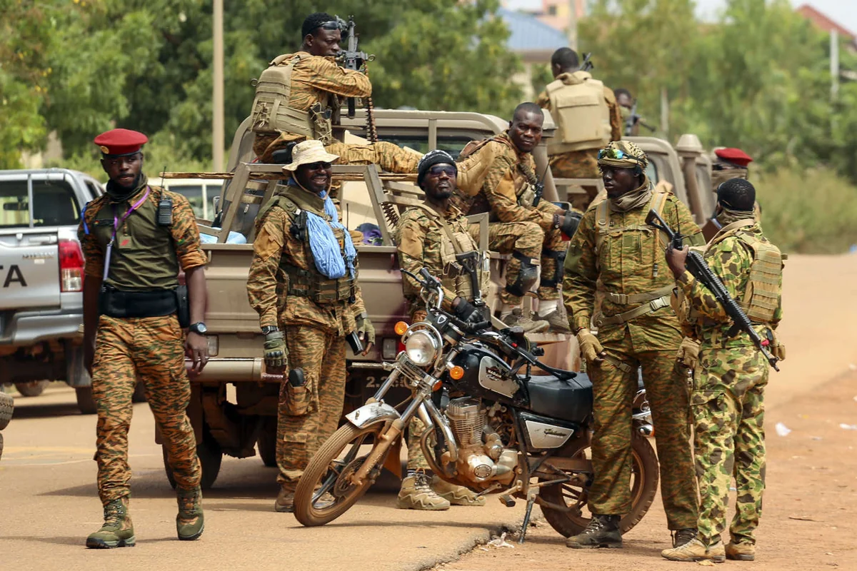 Burkina Fasoda orduya hücum olub, onlarla hərbçi ölüb