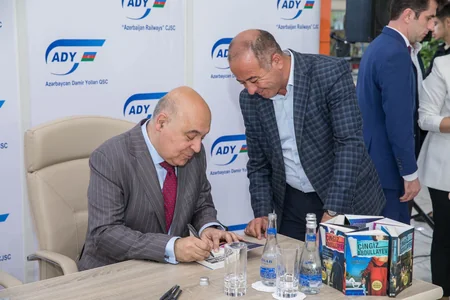 Bakı dəmir yolu vağzalında Xalq yazıçısı Çingiz Abdullayevlə görüş keçirilib - VİDEO