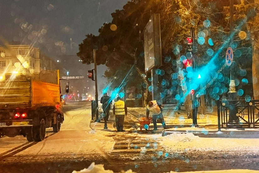 Bakının küçə və prospektləri gecə qardan təmizlənib