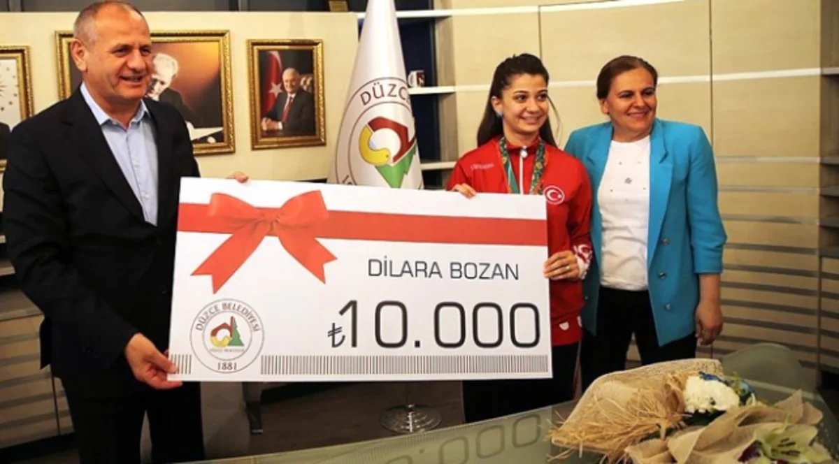 Победительнице Исламиады в Турции вручили премию в размере 10 000 лир