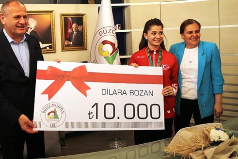 Победительнице Исламиады в Турции вручили премию в размере 10 000 лир